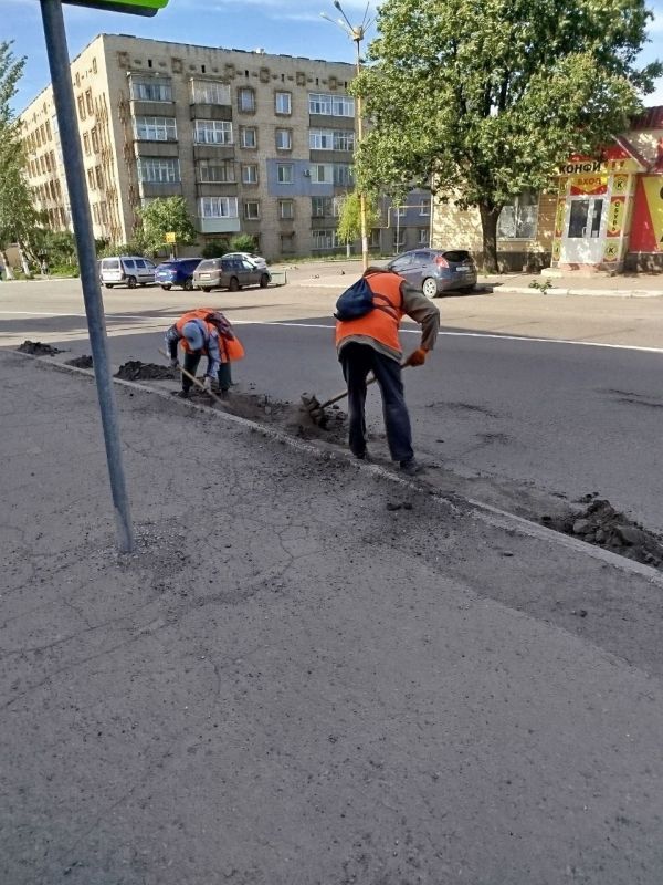 Коммунальщики Снежного продолжают благоустраивать территории общего пользования Коммунальщики Снежного продолжают благоустраивать территории общего пользования