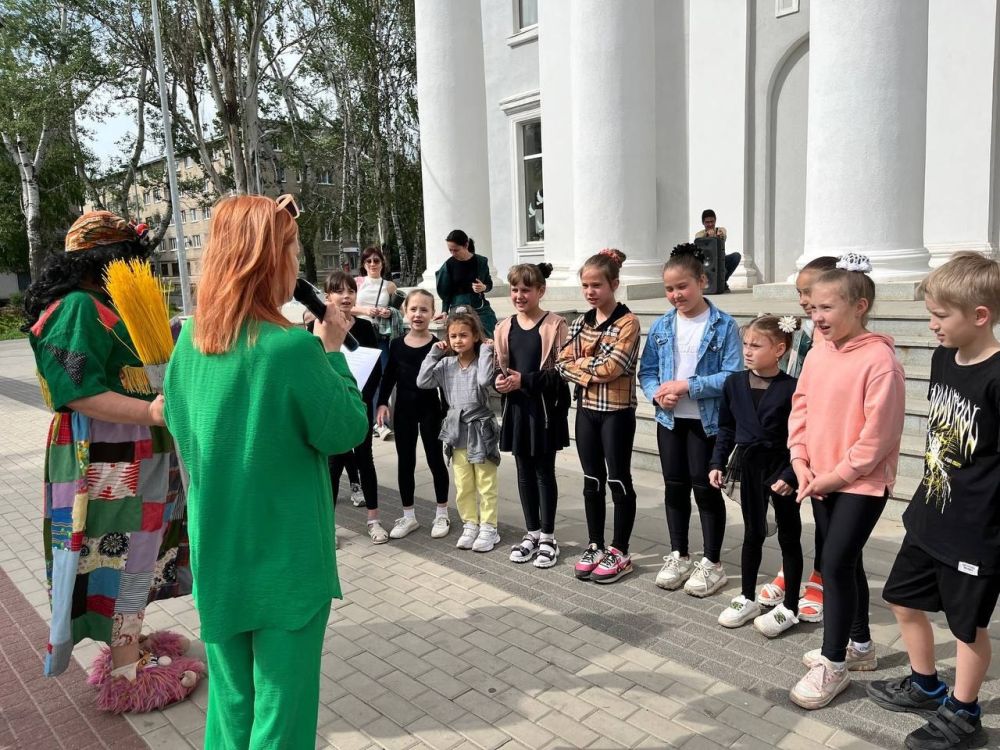 27 мая творческие сотрудники Харцызского городского Дворца культуры представили бульварный литературный подиум , приуроченный к общероссийскому Дню библиотек 27 мая творческие сотрудники Харцызского городского Дворца культуры представили бульварный литературный подиум , приуроченный к общероссийскому Дню библиотек
