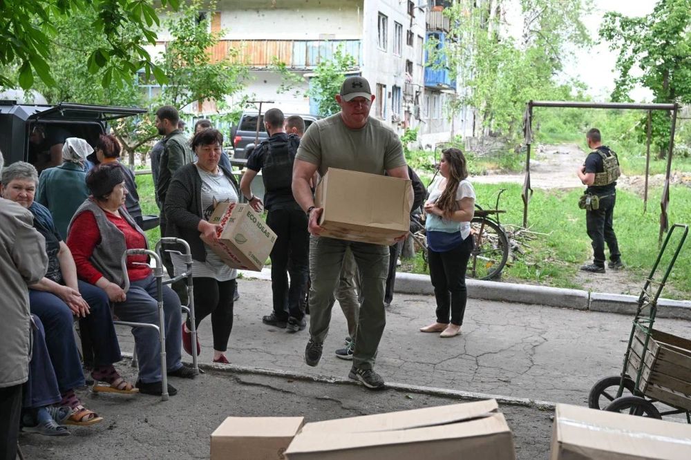 Александр Волошин: #Работа_в_Республике. Красногоровка: помогаем и поддерживаем Во время рабочей поездки в ДНР посетил Красногоровку — населённый пункт, разрушенный на 87% Александр Волошин: #Работа_в_Республике. Красногоровка: помогаем и поддерживаем Во время рабочей поездки в ДНР посетил Красногоровку — населённый пункт, разрушенный на 87%