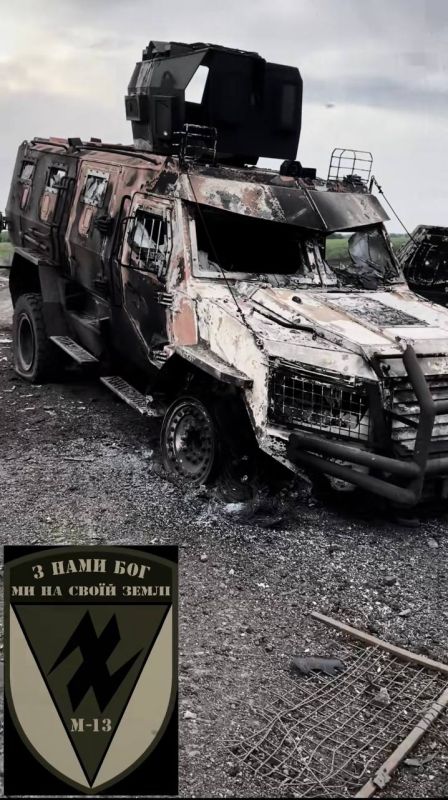 Повреждённый бронеавтомобиль «Джура» (на базе Toyota Land Cruiser 70) и уничтоженный LAVR Titan-DS в районе села Муравка Покровского района, расположенного на границе с Днепропетровской областью Повреждённый бронеавтомобиль «Джура» (на базе Toyota Land Cruiser 70) и уничтоженный LAVR Titan-DS в районе села Муравка Покровского района, расположенного на границе с Днепропетровской областью