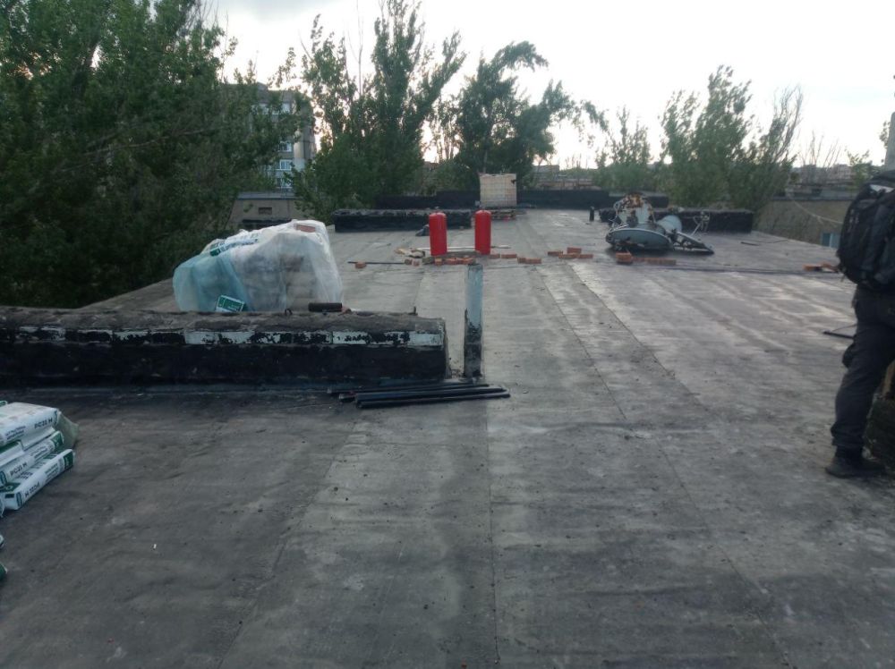 Нижегородские специалисты ремонтируют крышу дома на улице Металлургов в Харцызске Нижегородские специалисты ремонтируют крышу дома на улице Металлургов в Харцызске