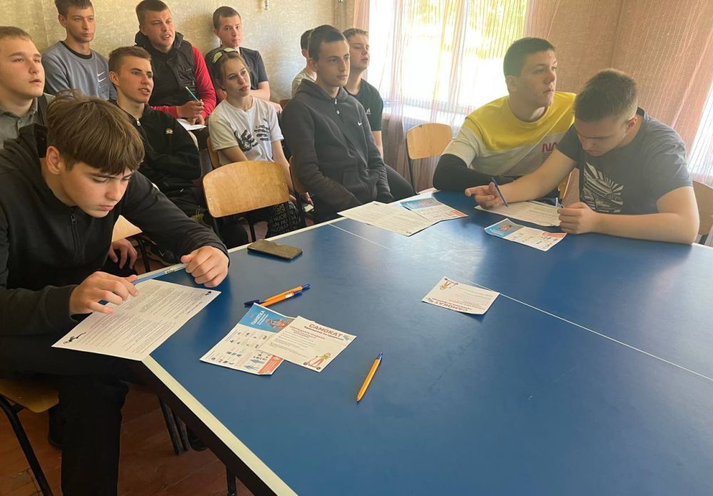 В Мариуполе сотрудники ГАИ провели профилактическое мероприятие для студентов В Мариуполе сотрудники ГАИ провели профилактическое мероприятие для студентов