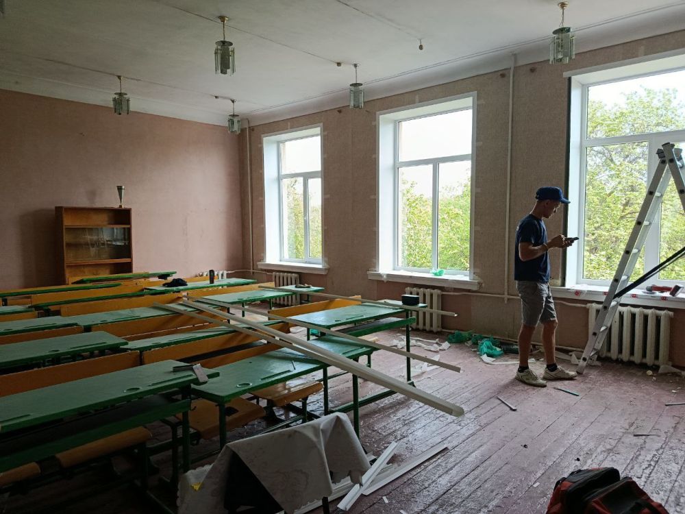 В рамках партийного проекта "Новая школа" Председатель Торезского городского совета Александр Казмерчук посетил ГБОУ "Школа №24 г.о. Торез" В рамках партийного проекта "Новая школа" Председатель Торезского городского совета Александр Казмерчук посетил ГБОУ "Школа №24 г.о. Торез"