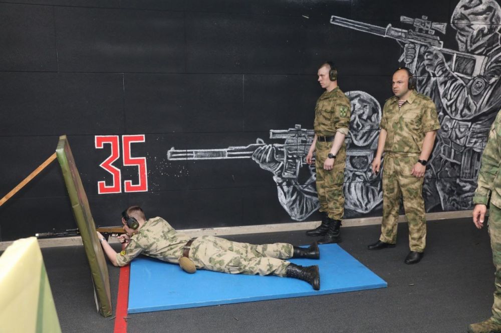 Кадеты Росгвардии осваивают военное дело на полевом сборе в дивизии имени Дзержинского Кадеты Росгвардии осваивают военное дело на полевом сборе в дивизии имени Дзержинского