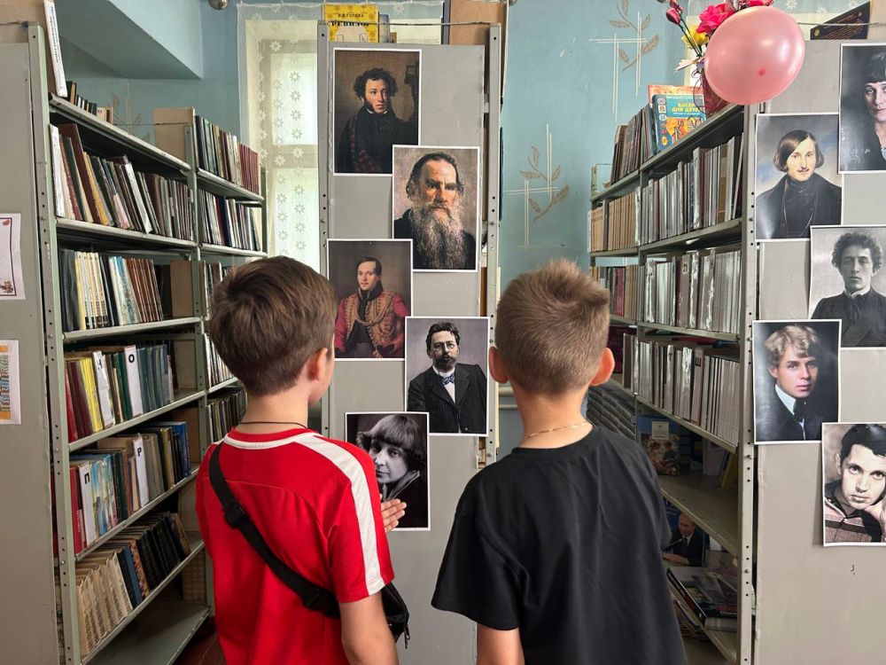 27.05.2025 г.. В Общероссийский день библиотек Вольненская библиотека с радостью распахнула двери для юных читателей, проведя увлекательную экскурсию «Мудрых книг хранитель вечный…» 27.05.2025 г.. В Общероссийский день библиотек Вольненская библиотека с радостью распахнула двери для юных читателей, проведя увлекательную экскурсию «Мудрых книг хранитель вечный…»