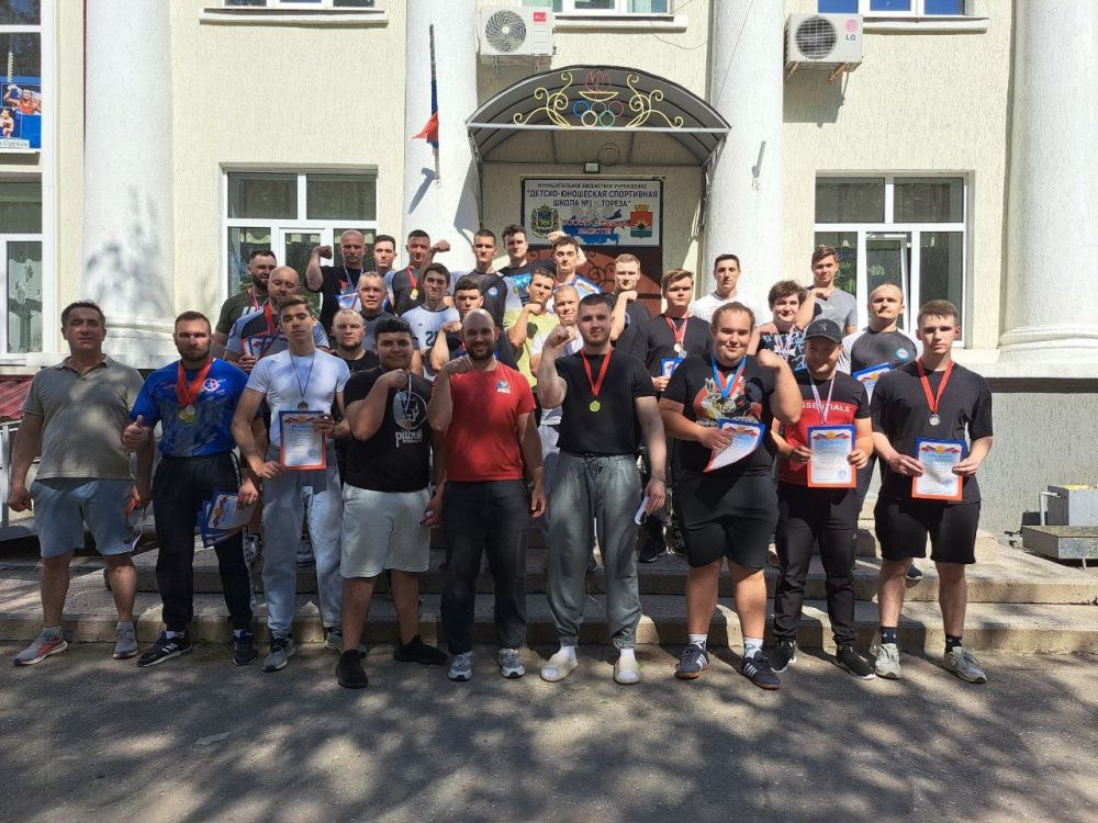 25.05.2025 прошел Открытый турнир городского округа Торез по армрестлингу среди мужчин 25.05.2025 прошел Открытый турнир городского округа Торез по армрестлингу среди мужчин