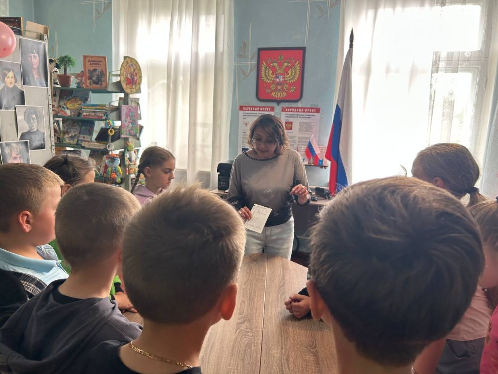 27.05.2025 г.. В Общероссийский день библиотек Вольненская библиотека с радостью распахнула двери для юных читателей, проведя увлекательную экскурсию «Мудрых книг хранитель вечный…» 27.05.2025 г.. В Общероссийский день библиотек Вольненская библиотека с радостью распахнула двери для юных читателей, проведя увлекательную экскурсию «Мудрых книг хранитель вечный…»