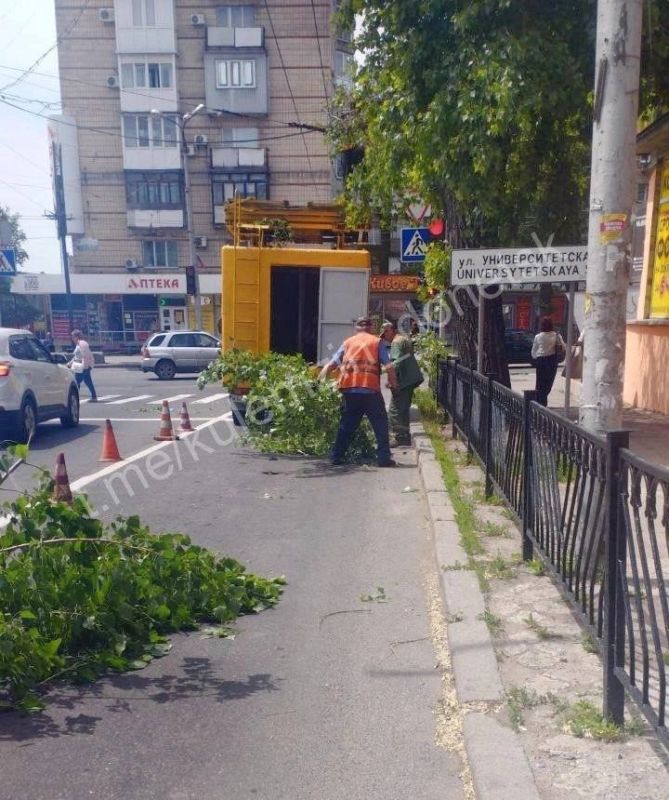 Донецке четвертые сутки борются с последствиями сильного ветра Донецке четвертые сутки борются с последствиями сильного ветра