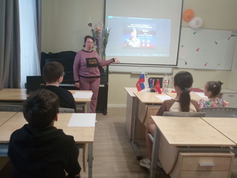 Весь он изранен,. Но вновь в строю Весь он изранен,. Но вновь в строю