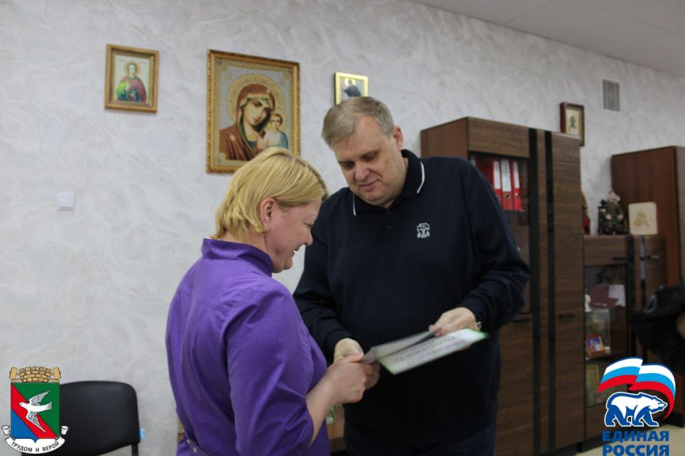 Алексей Ивахненко вручил медикам-добровольцам из Кузбасса Благодарности администрации городского округа Горловка Алексей Ивахненко вручил медикам-добровольцам из Кузбасса Благодарности администрации городского округа Горловка