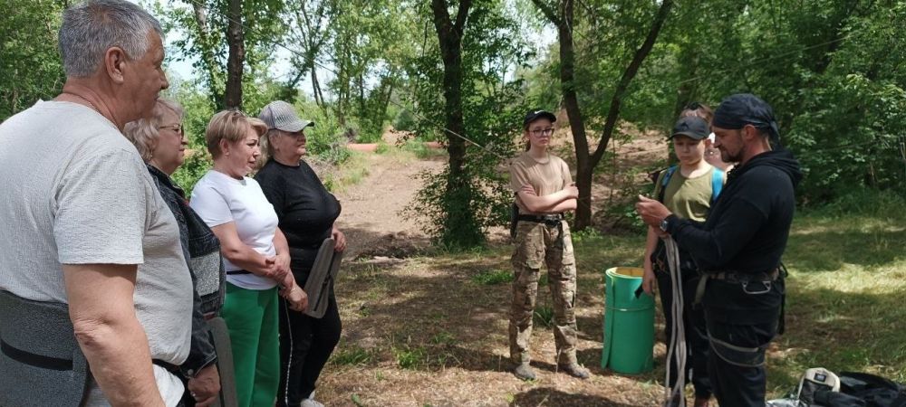 Из жизни туриста.... 27 мая, в рамках сетевого взаимодействия, туристы и педагоги Центра туризма показали мастер - класс по установке бивака, вязанию туристических узлов и спортивному туризму Из жизни туриста.... 27 мая, в рамках сетевого взаимодействия, туристы и педагоги Центра туризма показали мастер - класс по установке бивака, вязанию туристических узлов и спортивному туризму