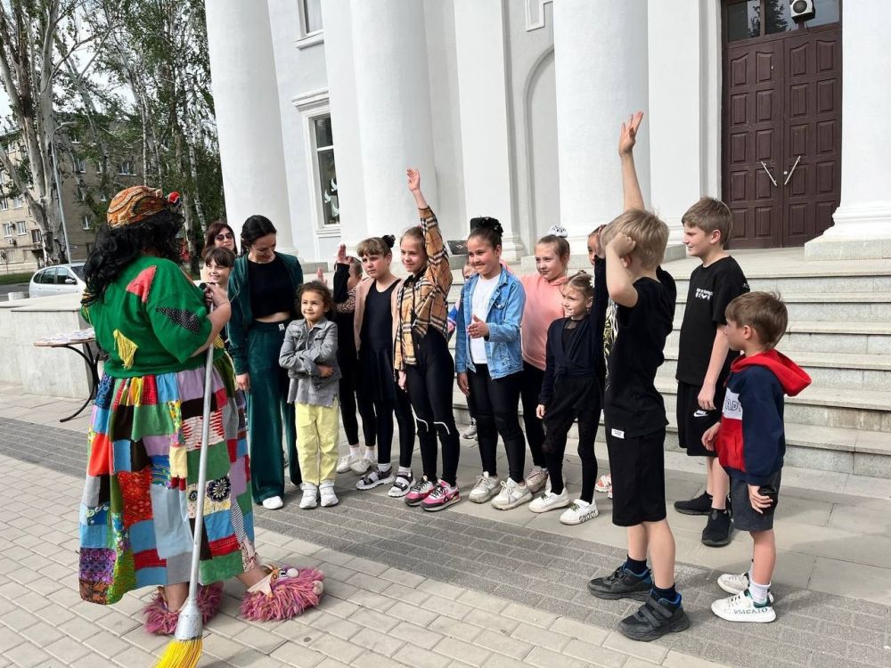 27 мая творческие сотрудники Харцызского городского Дворца культуры представили бульварный литературный подиум , приуроченный к общероссийскому Дню библиотек 27 мая творческие сотрудники Харцызского городского Дворца культуры представили бульварный литературный подиум , приуроченный к общероссийскому Дню библиотек