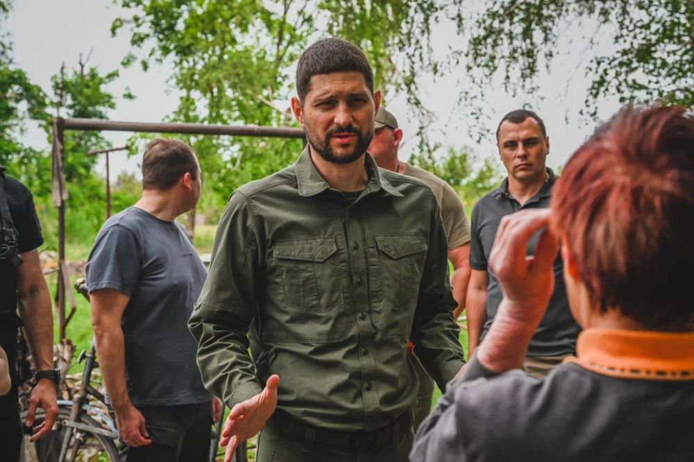 Александр Волошин: #Работа_в_Республике. Красногоровка: помогаем и поддерживаем Во время рабочей поездки в ДНР посетил Красногоровку — населённый пункт, разрушенный на 87% Александр Волошин: #Работа_в_Республике. Красногоровка: помогаем и поддерживаем Во время рабочей поездки в ДНР посетил Красногоровку — населённый пункт, разрушенный на 87%