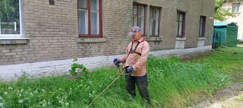 Коммунальщики Ждановки продолжают работу по благоустройству Коммунальщики Ждановки продолжают работу по благоустройству