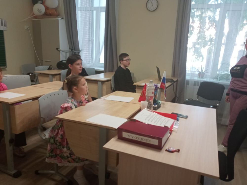 Весь он изранен,. Но вновь в строю Весь он изранен,. Но вновь в строю