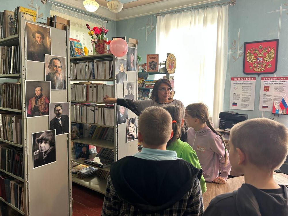 27.05.2025 г.. В Общероссийский день библиотек Вольненская библиотека с радостью распахнула двери для юных читателей, проведя увлекательную экскурсию «Мудрых книг хранитель вечный…» 27.05.2025 г.. В Общероссийский день библиотек Вольненская библиотека с радостью распахнула двери для юных читателей, проведя увлекательную экскурсию «Мудрых книг хранитель вечный…»