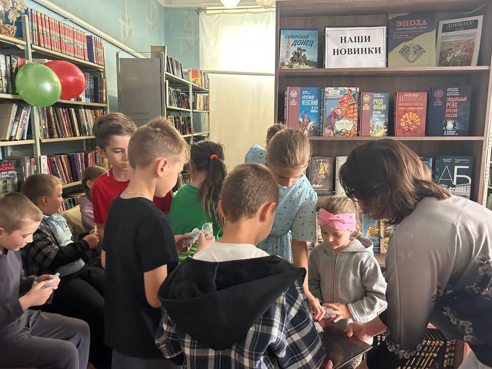 27.05.2025 г.. В Общероссийский день библиотек Вольненская библиотека с радостью распахнула двери для юных читателей, проведя увлекательную экскурсию «Мудрых книг хранитель вечный…» 27.05.2025 г.. В Общероссийский день библиотек Вольненская библиотека с радостью распахнула двери для юных читателей, проведя увлекательную экскурсию «Мудрых книг хранитель вечный…»
