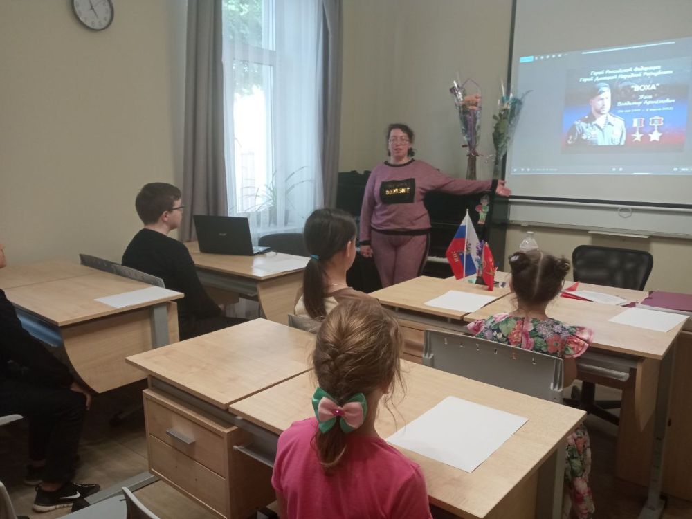 Весь он изранен,. Но вновь в строю Весь он изранен,. Но вновь в строю