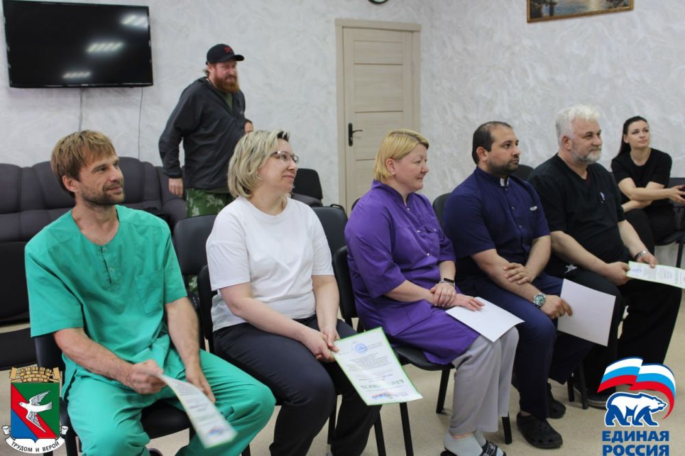 Алексей Ивахненко вручил медикам-добровольцам из Кузбасса Благодарности администрации городского округа Горловка Алексей Ивахненко вручил медикам-добровольцам из Кузбасса Благодарности администрации городского округа Горловка