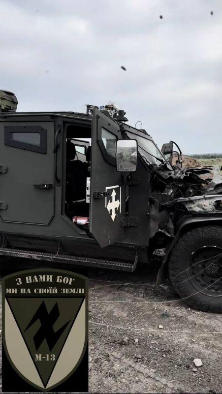 Повреждённый бронеавтомобиль «Джура» (на базе Toyota Land Cruiser 70) и уничтоженный LAVR Titan-DS в районе села Муравка Покровского района, расположенного на границе с Днепропетровской областью Повреждённый бронеавтомобиль «Джура» (на базе Toyota Land Cruiser 70) и уничтоженный LAVR Titan-DS в районе села Муравка Покровского района, расположенного на границе с Днепропетровской областью