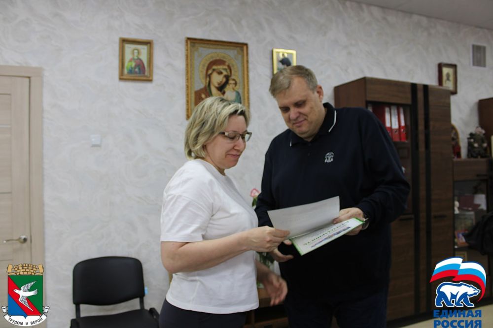 Алексей Ивахненко вручил медикам-добровольцам из Кузбасса Благодарности администрации городского округа Горловка Алексей Ивахненко вручил медикам-добровольцам из Кузбасса Благодарности администрации городского округа Горловка