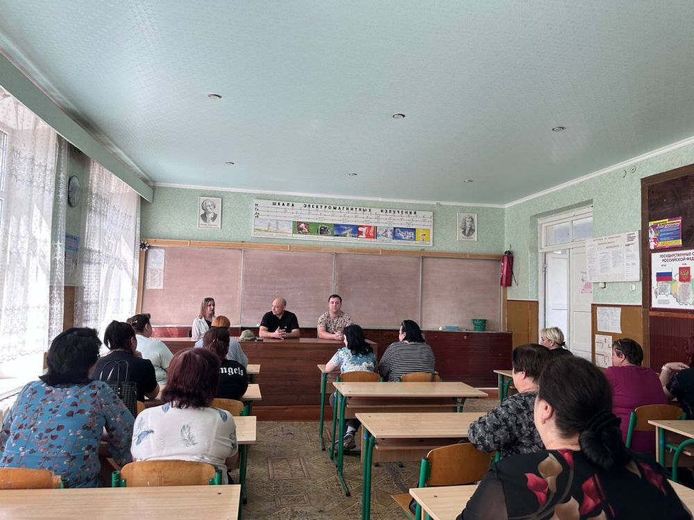 Встреча с коллективом. Сегодня, 27 мая, первый заместитель главы администрации городского округа Иловайск Свердлов Михаил Николаевич, совместно в начальником отдела образования и культуры Васильевой Оксаной Сергеевной провел... Встреча с коллективом. Сегодня, 27 мая, первый заместитель главы администрации городского округа Иловайск Свердлов Михаил Николаевич, совместно в начальником отдела образования и культуры Васильевой Оксаной Сергеевной провел...