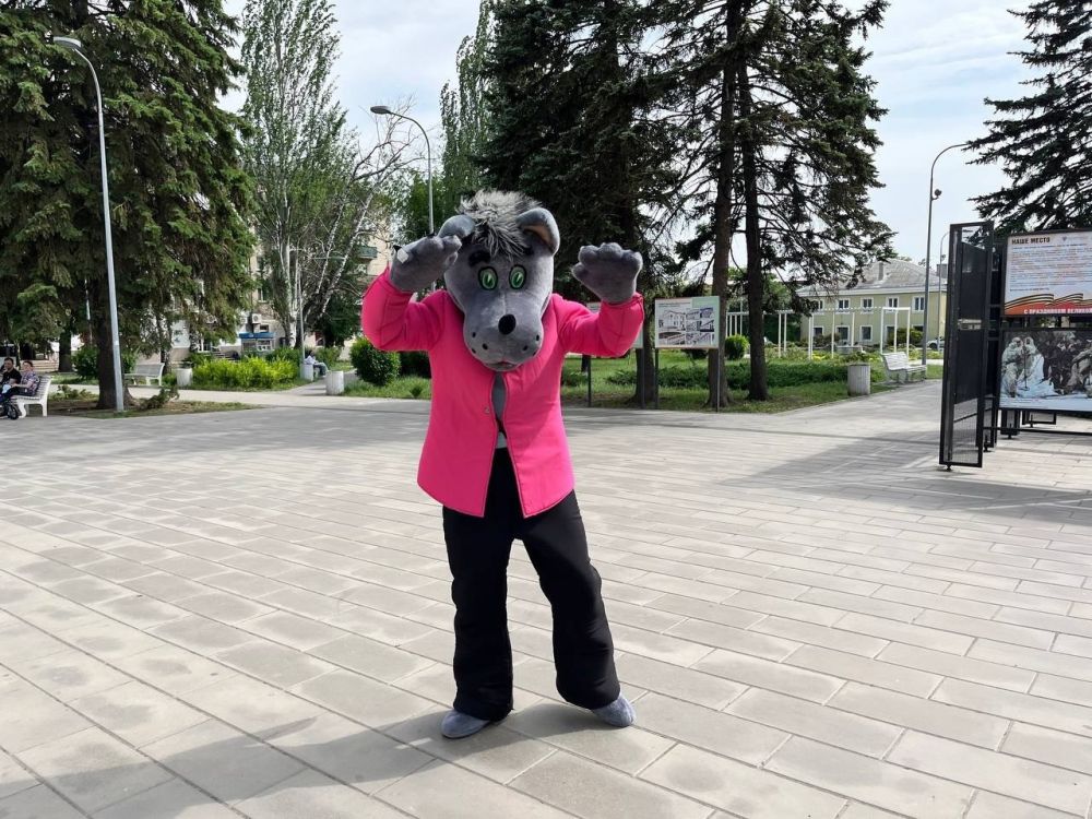 27 мая творческие сотрудники Харцызского городского Дворца культуры представили бульварный литературный подиум , приуроченный к общероссийскому Дню библиотек 27 мая творческие сотрудники Харцызского городского Дворца культуры представили бульварный литературный подиум , приуроченный к общероссийскому Дню библиотек