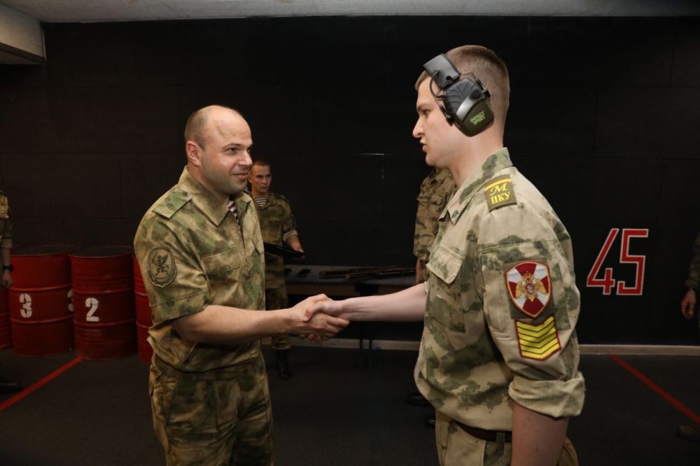 Кадеты Росгвардии осваивают военное дело на полевом сборе в дивизии имени Дзержинского Кадеты Росгвардии осваивают военное дело на полевом сборе в дивизии имени Дзержинского