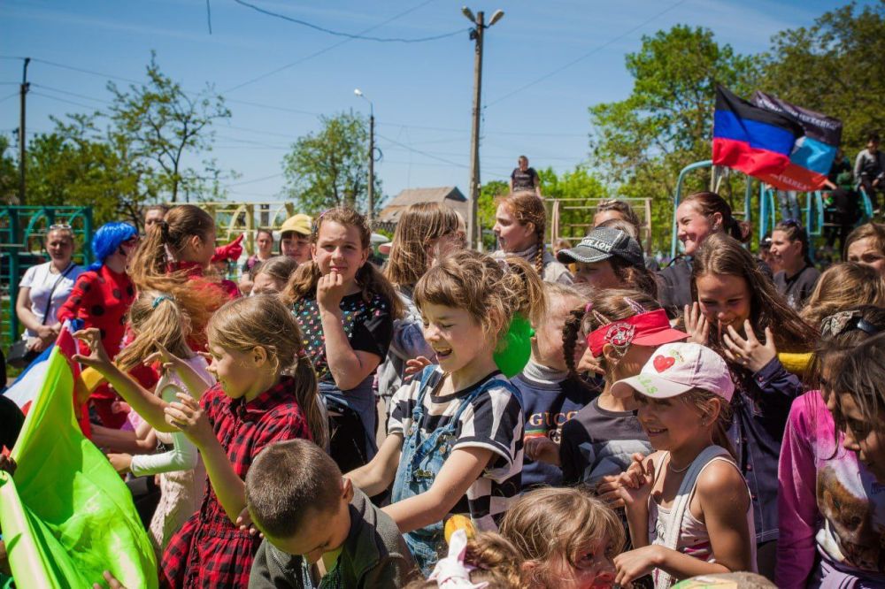 Через 10 минут Глава ДНР Денис Пушилин проведет прямой эфир для родителей школьников и воспитанников детсадов