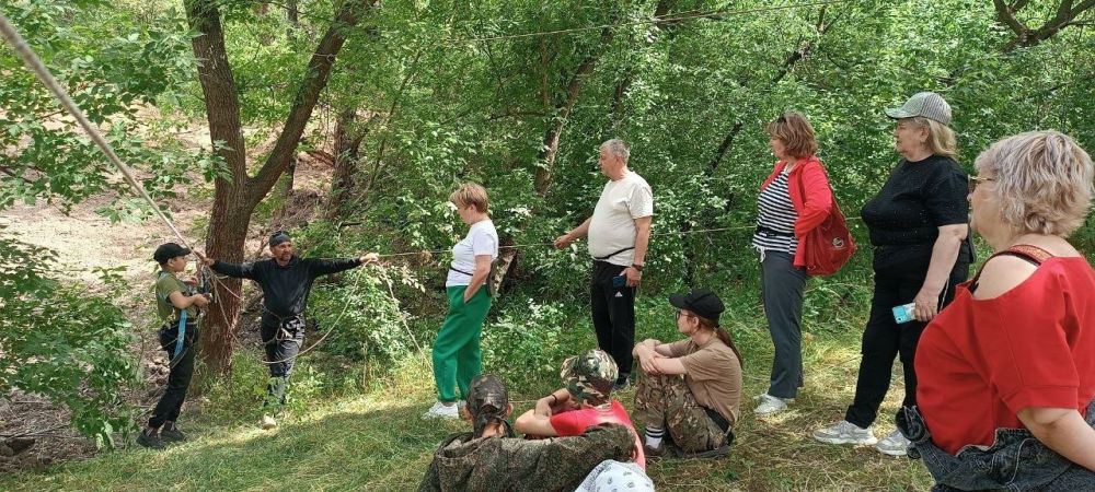 Из жизни туриста.... 27 мая, в рамках сетевого взаимодействия, туристы и педагоги Центра туризма показали мастер - класс по установке бивака, вязанию туристических узлов и спортивному туризму Из жизни туриста.... 27 мая, в рамках сетевого взаимодействия, туристы и педагоги Центра туризма показали мастер - класс по установке бивака, вязанию туристических узлов и спортивному туризму