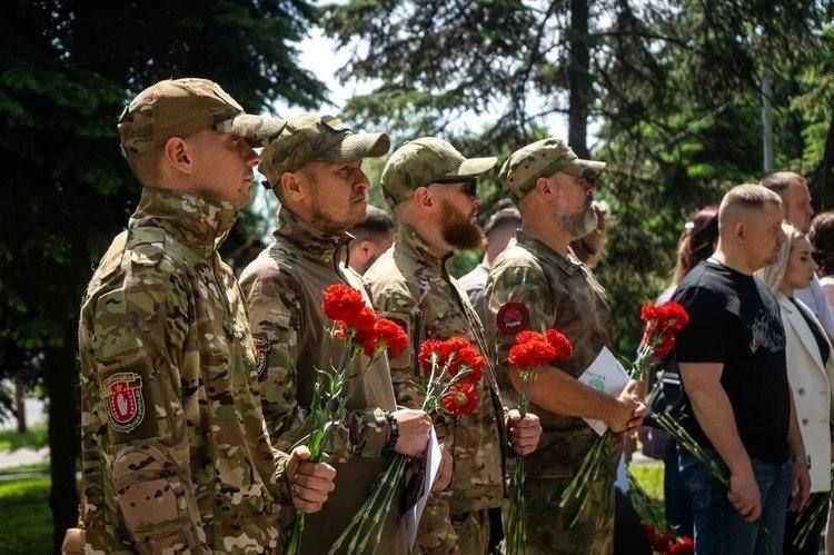 Донецкий аэропорт стал символом стойкости Донбасса: в ДНР почтили память бойцов, защищавших воздушную гавань в 2014 году Донецкий аэропорт стал символом стойкости Донбасса: в ДНР почтили память бойцов, защищавших воздушную гавань в 2014 году