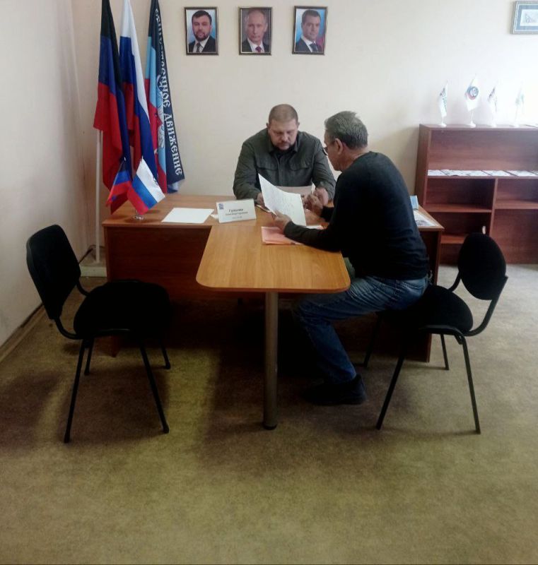 Сегодня, 28 мая, по поручению Главы ДНР Дениса Пушилина в общественной приемной партии "Единая Россия" Ленинского района города Донецка, депутат Народного Совета ДНР Александр Гриденко провел прием граждан Сегодня, 28 мая, по поручению Главы ДНР Дениса Пушилина в общественной приемной партии "Единая Россия" Ленинского района города Донецка, депутат Народного Совета ДНР Александр Гриденко провел прием граждан