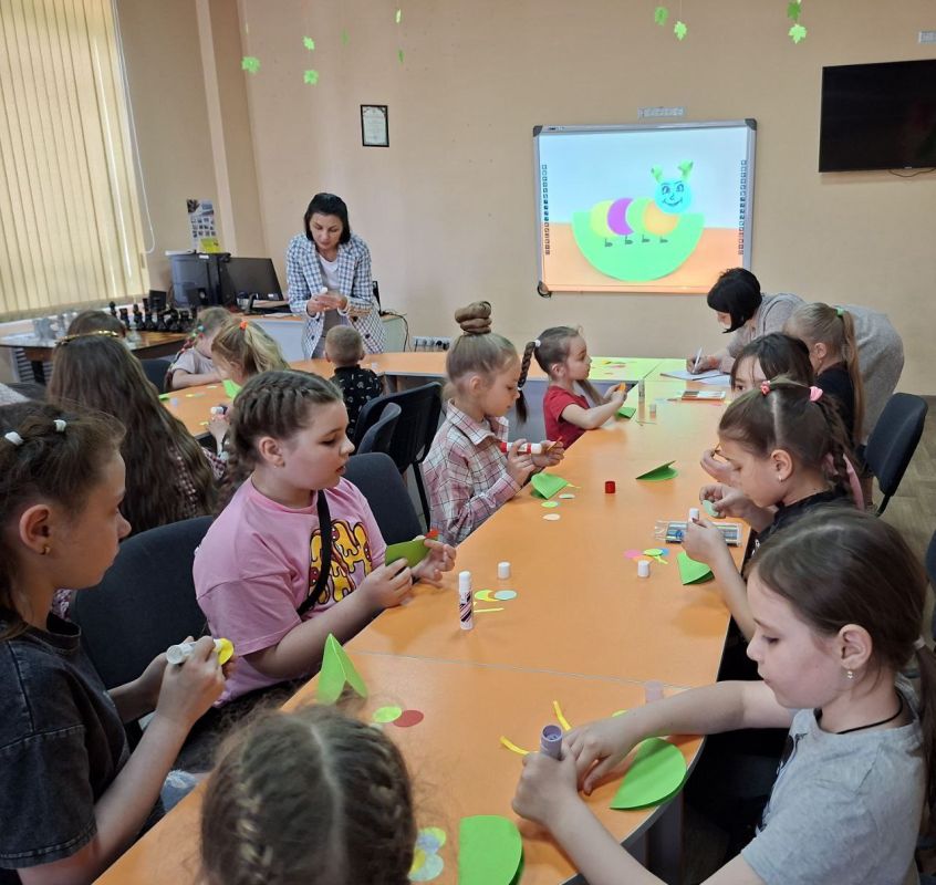 В преддверии Дня защиты детей, в молодёжном отделе МБУ "МИРОНОВСКИЙ ПОСЕЛКОВЫЙ ДК", прошёл мастер-класс "Веселая гусеница" В преддверии Дня защиты детей, в молодёжном отделе МБУ "МИРОНОВСКИЙ ПОСЕЛКОВЫЙ ДК", прошёл мастер-класс "Веселая гусеница"