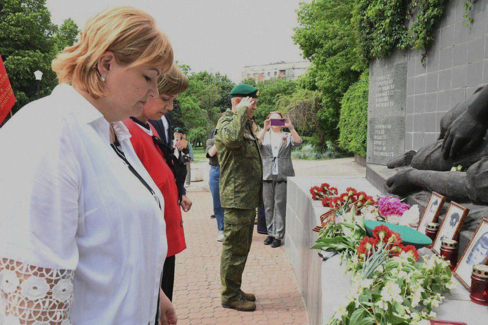 Макеевчане в День пограничника почтили память павших защитников Родины возложением цветов к Памятнику погибшим воинам-интернационалистам Макеевчане в День пограничника почтили память павших защитников Родины возложением цветов к Памятнику погибшим воинам-интернационалистам