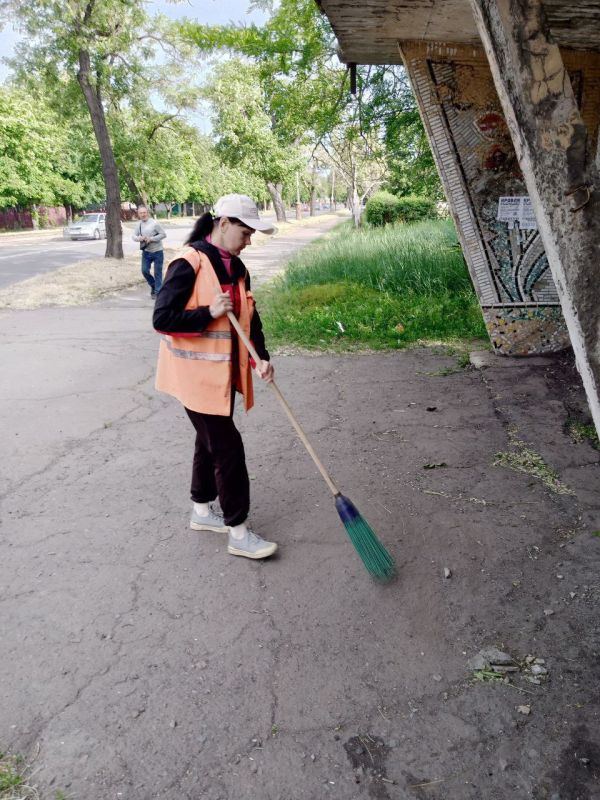 Коммунальщики Снежного продолжают благоустраивать территории общего пользования Коммунальщики Снежного продолжают благоустраивать территории общего пользования