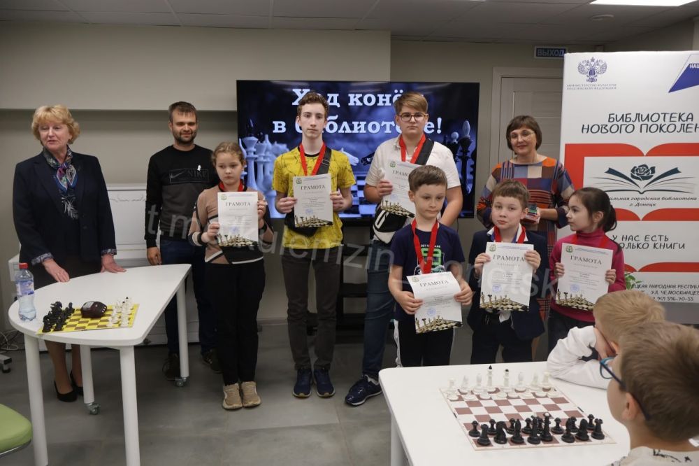 В рамках цикла мероприятий «Библиотечный май в Донецке», приуроченных к Общероссийскому дню библиотек, в Центральной городской библиотеке состоялось знаменательное событие – шахматный турнир «Ход конём в библиотеке» В рамках цикла мероприятий «Библиотечный май в Донецке», приуроченных к Общероссийскому дню библиотек, в Центральной городской библиотеке состоялось знаменательное событие – шахматный турнир «Ход конём в библиотеке»