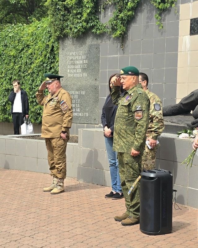Заместитель Председателя Народного Совета ДНР Алексей Дорофеев (фракция «Новые люди») и председатель #Комитет_по_поддержке_участников_СВО, председатель Донецкой республиканской региональной организации «Российский Союз... Заместитель Председателя Народного Совета ДНР Алексей Дорофеев (фракция «Новые люди») и председатель #Комитет_по_поддержке_участников_СВО, председатель Донецкой республиканской региональной организации «Российский Союз...