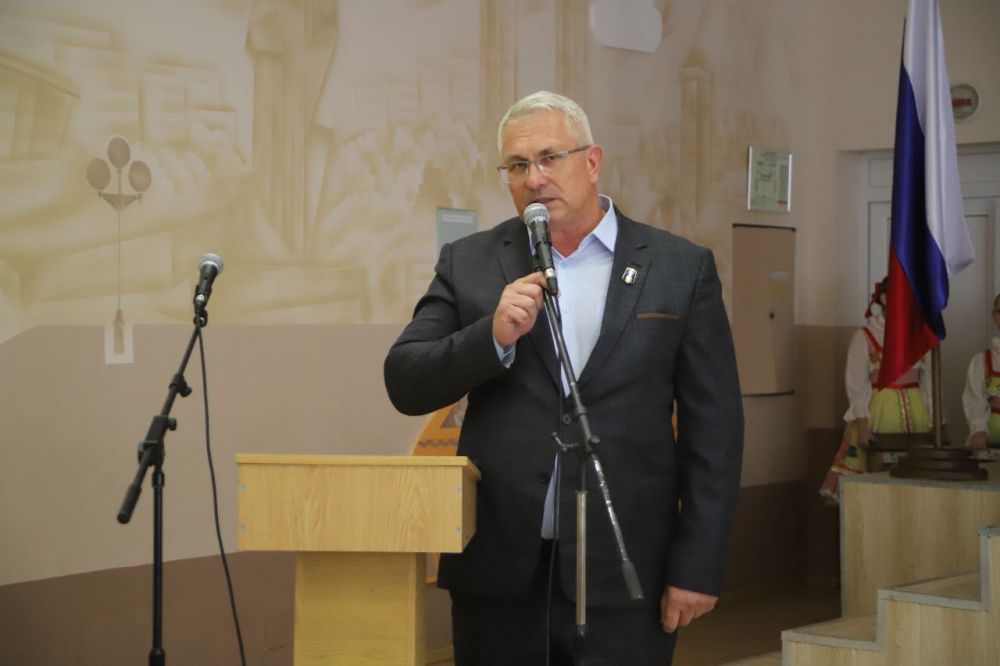 Юрий Будрин: В Кировском районе города Донецка стало доброй традицией в преддверии завершения учебного года встречаться с талантливыми педагогами и учениками образовательных учреждений района Юрий Будрин: В Кировском районе города Донецка стало доброй традицией в преддверии завершения учебного года встречаться с талантливыми педагогами и учениками образовательных учреждений района