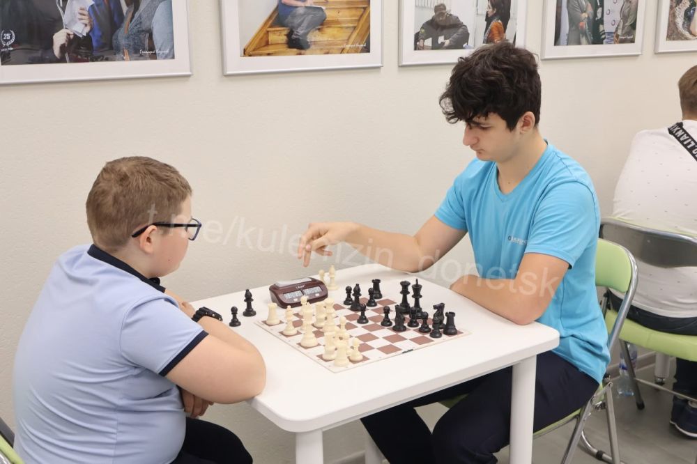 В рамках цикла мероприятий «Библиотечный май в Донецке», приуроченных к Общероссийскому дню библиотек, в Центральной городской библиотеке состоялось знаменательное событие – шахматный турнир «Ход конём в библиотеке» В рамках цикла мероприятий «Библиотечный май в Донецке», приуроченных к Общероссийскому дню библиотек, в Центральной городской библиотеке состоялось знаменательное событие – шахматный турнир «Ход конём в библиотеке»