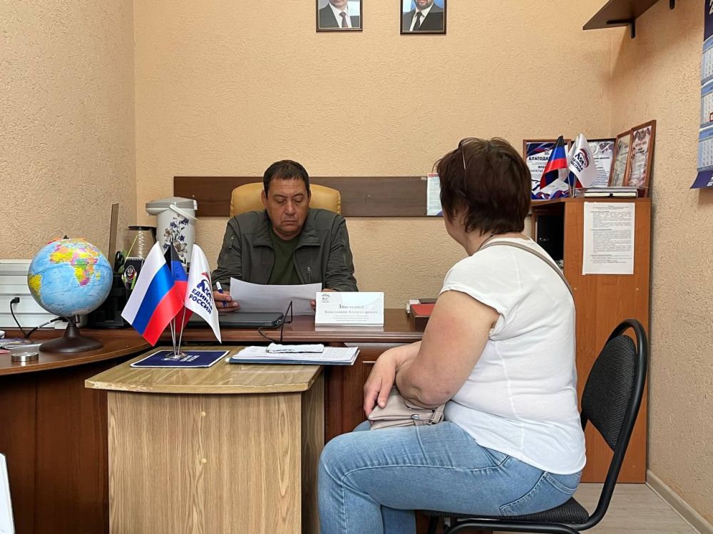 Константин Зинченко: На связи с гражданами. Сегодня провел прием граждан в Волновахском отделении общественной приемной «Единой России» совместно с представителями профильных управлений и отделов администрации Константин Зинченко: На связи с гражданами. Сегодня провел прием граждан в Волновахском отделении общественной приемной «Единой России» совместно с представителями профильных управлений и отделов администрации