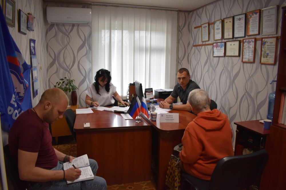 Депутат Народного Совета помогает жителям Кировского Депутат Народного Совета помогает жителям Кировского