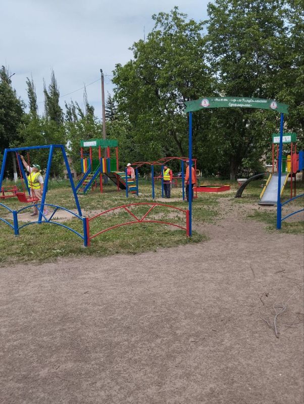 Денис Зубов: По поручению Главы Донецкой Народной Республики Дениса Владимировича Пушилина МУП БИОН произвел работы по благоустройству детской площадки по адресу ул. Ярославского, д. 2 Денис Зубов: По поручению Главы Донецкой Народной Республики Дениса Владимировича Пушилина МУП БИОН произвел работы по благоустройству детской площадки по адресу ул. Ярославского, д. 2