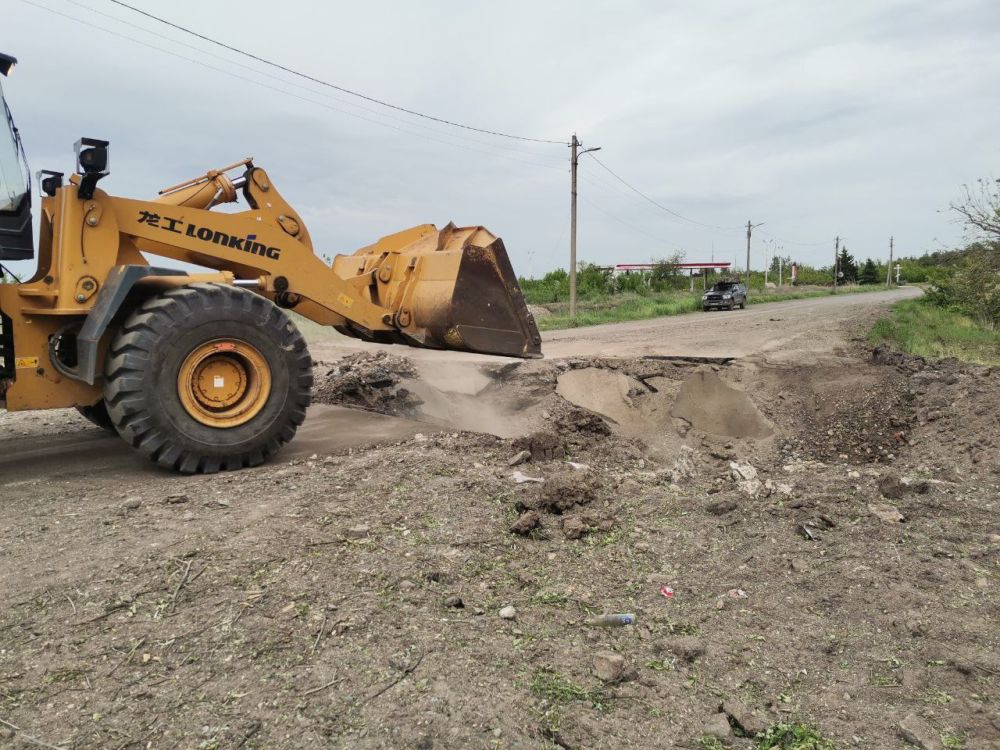 Сегодня также обследовал участок въезда в Пантелеймоновку, где вчера в результате ракетного обстрела украинских вооруженных формирований образовалась глубокая воронка, перекрывшая дорогу Сегодня также обследовал участок въезда в Пантелеймоновку, где вчера в результате ракетного обстрела украинских вооруженных формирований образовалась глубокая воронка, перекрывшая дорогу