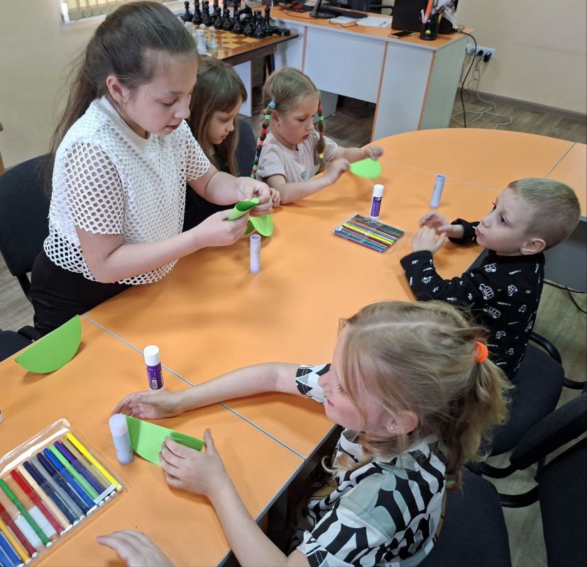 В преддверии Дня защиты детей, в молодёжном отделе МБУ "МИРОНОВСКИЙ ПОСЕЛКОВЫЙ ДК", прошёл мастер-класс "Веселая гусеница" В преддверии Дня защиты детей, в молодёжном отделе МБУ "МИРОНОВСКИЙ ПОСЕЛКОВЫЙ ДК", прошёл мастер-класс "Веселая гусеница"