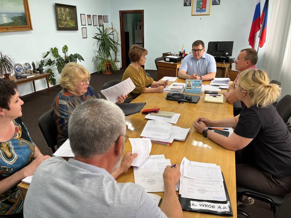 Василий Овчаров: Сегодня, 28 мая, провел оперативное совещание по рабочим вопросам с участием заместителей Главы и руководителей структурных подразделений Администрации округа