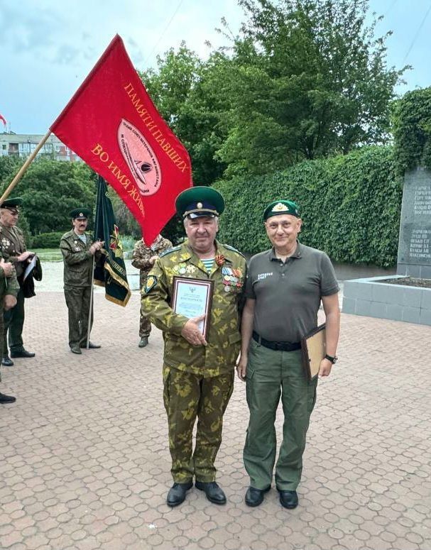 Председатель #Комитет_по_поддержке_участников_СВО, Председатель Донецкой республиканской региональной организации «Российский Союз ветеранов Афганистана и специальных военных операций» Дмитрий Огилец вручил Благодарности... Председатель #Комитет_по_поддержке_участников_СВО, Председатель Донецкой республиканской региональной организации «Российский Союз ветеранов Афганистана и специальных военных операций» Дмитрий Огилец вручил Благодарности...