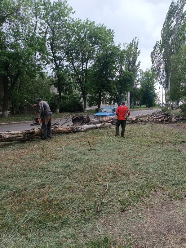 Коммунальщики Ждановки продолжают работу по покосу карантинных трав и ликвидации последствий непогоды Коммунальщики Ждановки продолжают работу по покосу карантинных трав и ликвидации последствий непогоды