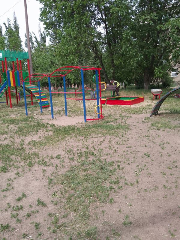 Денис Зубов: По поручению Главы Донецкой Народной Республики Дениса Владимировича Пушилина МУП БИОН произвел работы по благоустройству детской площадки по адресу ул. Ярославского, д. 2 Денис Зубов: По поручению Главы Донецкой Народной Республики Дениса Владимировича Пушилина МУП БИОН произвел работы по благоустройству детской площадки по адресу ул. Ярославского, д. 2