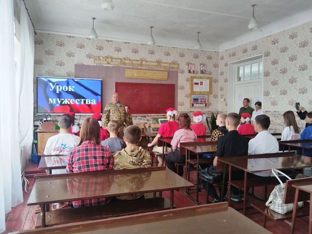 Юнармейцы ВПК"Оплот" Приняли участие 28.05.2025 в Уроке Мужества, проведнном Движением Первых и Фондом Защитника Отечества Юнармейцы ВПК"Оплот" Приняли участие 28.05.2025 в Уроке Мужества, проведнном Движением Первых и Фондом Защитника Отечества