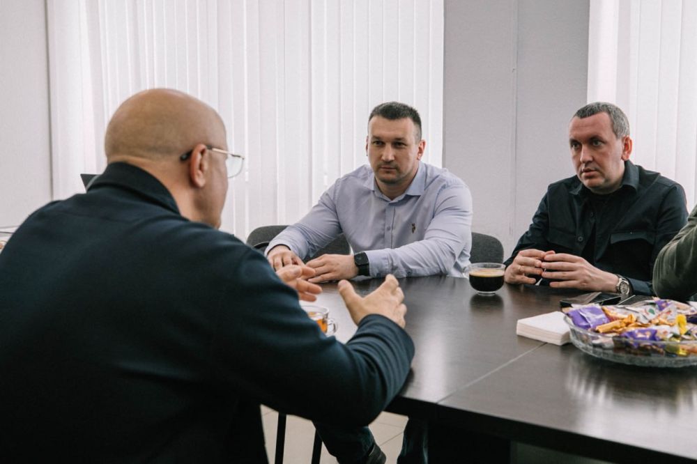 Олег Моргун: На встрече с представителем Правительства Липецкой области в ДНР Юрием Букреевым поблагодарил в его лице весь регион за помощь в восстановлении Мариуполя и инвестиции в развитие производства Олег Моргун: На встрече с представителем Правительства Липецкой области в ДНР Юрием Букреевым поблагодарил в его лице весь регион за помощь в восстановлении Мариуполя и инвестиции в развитие производства